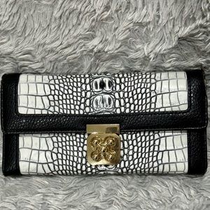 Black & White “Croc Mock” clutch w/ gold clamp & gold shoulder chain, LIKE NEW!